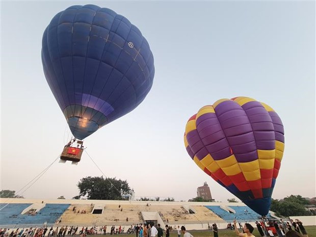 International hot air balloon festival underway in Hanoi's Son Tay town hinh anh 1