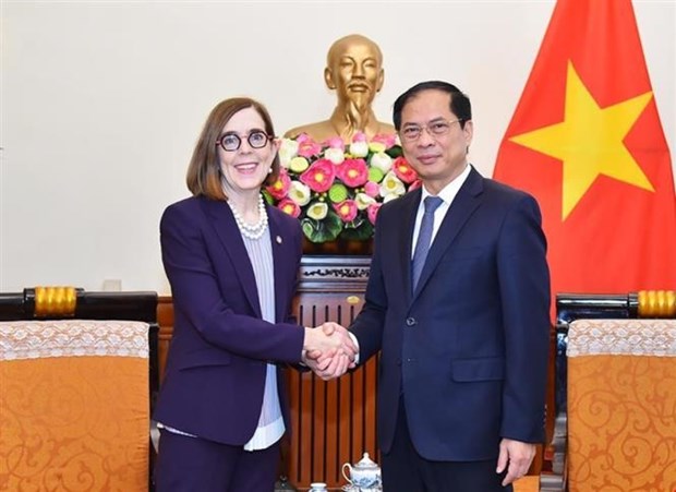 Vietnam hopes to enhance economic-trade ties with Oregon: Deputy PM hinh anh 2