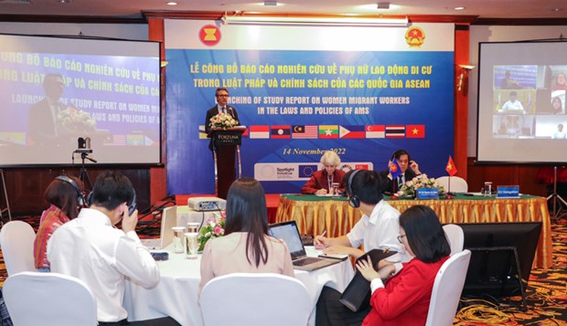 Experts make recommendations to support women migrant workers hinh anh 1