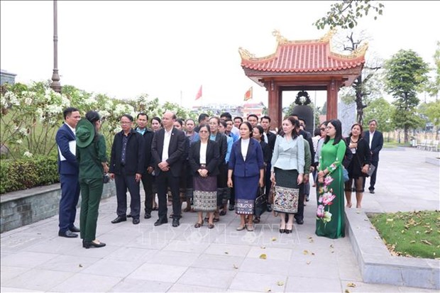 Lao officials visit northern Thai Nguyen province hinh anh 1