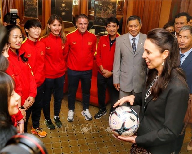 Thủ tướng New Zealand gặp đội tuyển nữ Việt Nam tại Hà Nội Hinh Anh 1