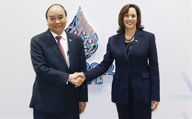 President meets US Vice President on APEC meeting sidelines hinh anh 1