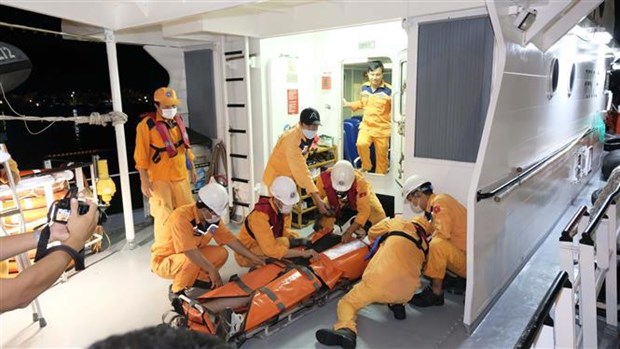 Two injured foreign sailors brought to Nha Trang for treatment hinh anh 1