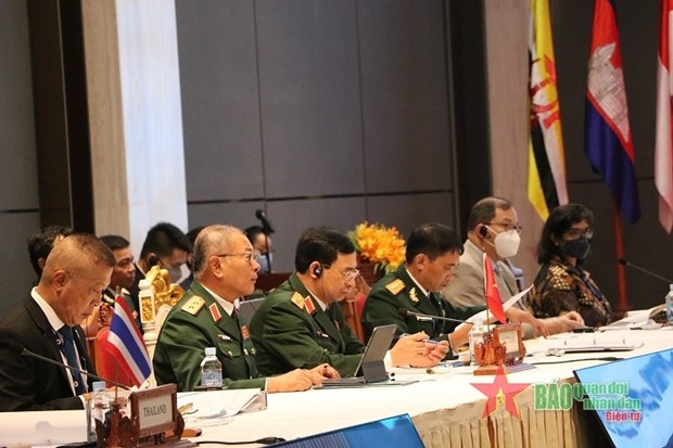 Vietnam attends ADMM Retreat, ninth ADMM Plus hinh anh 1