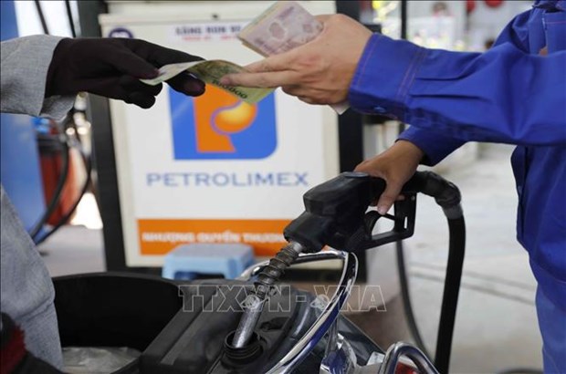Petrol prices drop after four consecutive hikes hinh anh 1