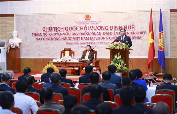 Top legislator meets Vietnamese people in Cambodia hinh anh 1