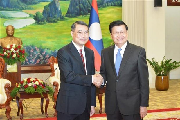 Top Lao leader receives Vietnamese Party official hinh anh 1