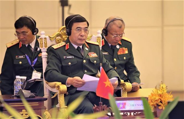 Defence Minister participates in ASEAN Defence Ministers' Meeting Retreat hinh anh 2