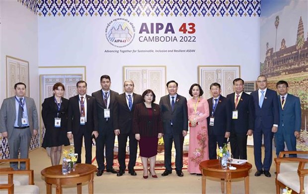 Top legislator meets parliamentary leaders of Singapore, Azerbaijan, Belarus hinh anh 2
