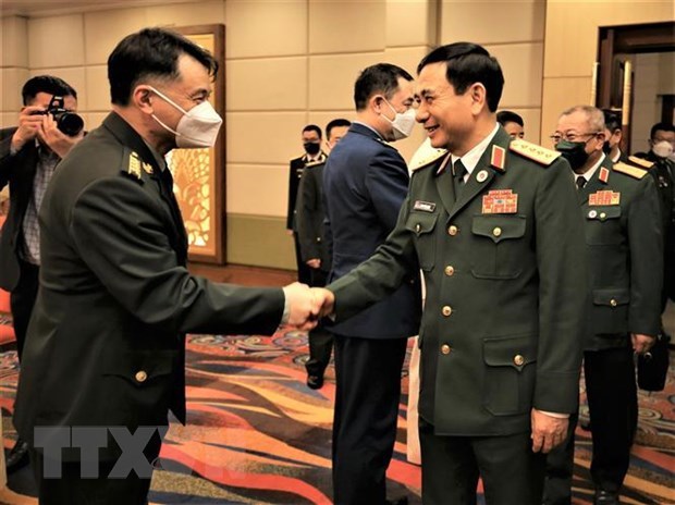 Defence Minister meets Cambodian, Chinese counterparts in Cambodia hinh anh 2