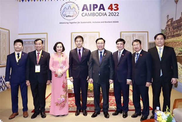 Top legislator meets parliamentary leaders of Singapore, Azerbaijan, Belarus hinh anh 1