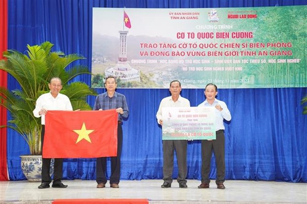 An Giang: 10,000 national flags presented to people in border areas hinh anh 1