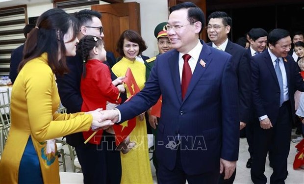 Top legislator visits Vietnamese Embassy in Philippines hinh anh 1