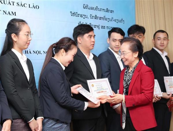 VAPE presents 200 scholarships to Lao students hinh anh 1