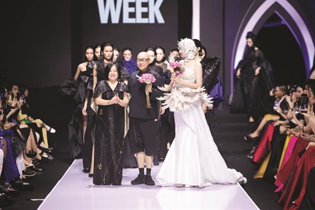 International designers dazzle fashion fans in Hanoi hinh anh 1