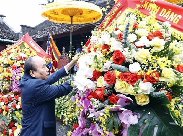 President offers incense in tribute to forebears in Nghe An hinh anh 1