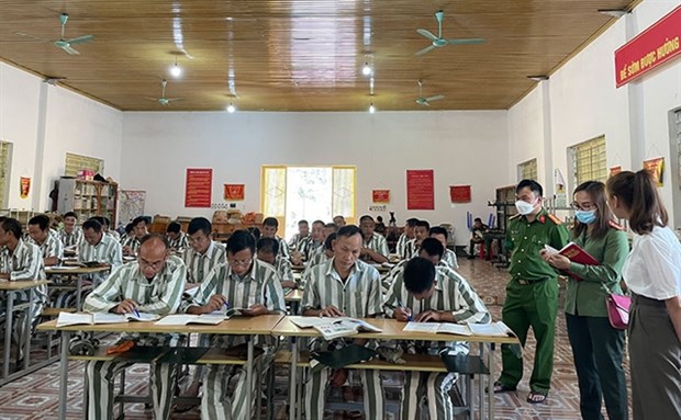 Special class at Yen Ha prison helps inmates out of illiteracy hinh anh 1