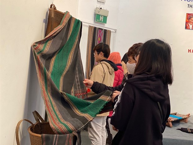 Traditional weaving exhibition draws Hanoi audience hinh anh 1