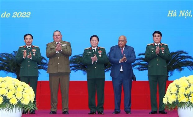 Cuba’s orders presented to Vietnamese army officers hinh anh 1