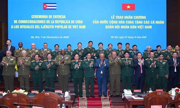 Cuba’s orders presented to Vietnamese army officers hinh anh 2
