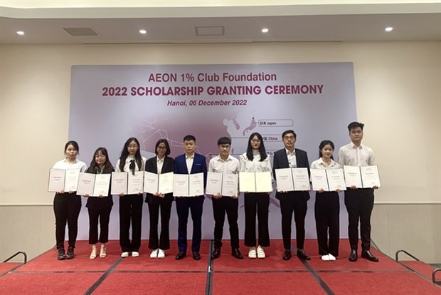 Vietnamese students receive AEON 1% Club Foundation Scholarships hinh anh 1