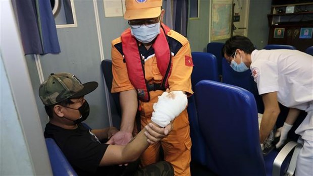 Injured foreign sailor brought ashore for treatment in Khanh Hoa hinh anh 1
