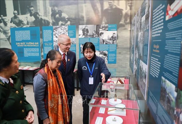 Exhibition recalls memories of historic struggle to defend Hanoi 50 years ago hinh anh 1