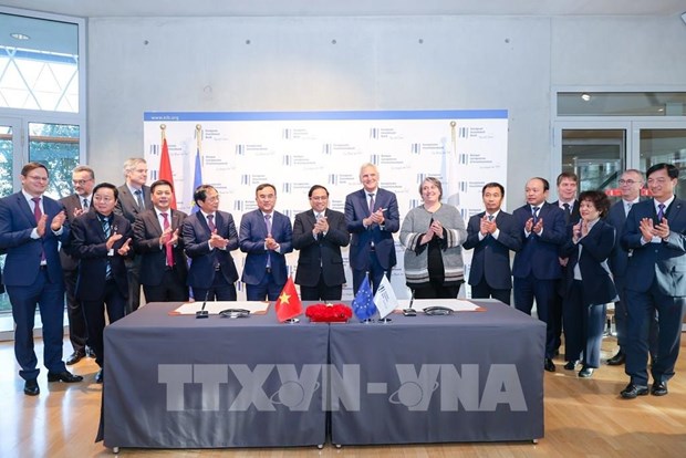 Vietnam Electricity, European Investment Bank ink MoU on sustainable energy development hinh anh 2