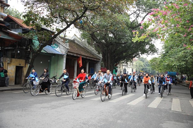 Hanoi friendship cycling journey held to promote green practices hinh anh 1