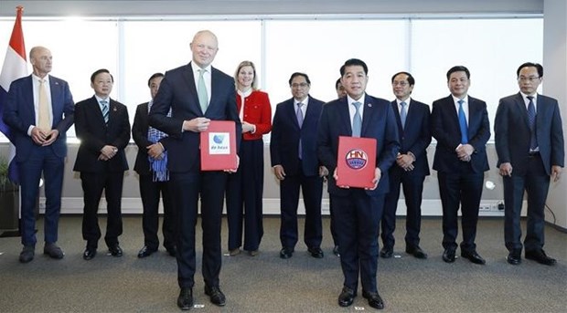 PM attends Vietnam-Netherlands Business Forum, meets leaders of Dutch firms hinh anh 1