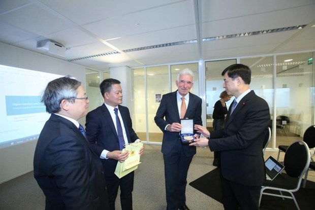 Vietnam, Netherlands share experience in data connection, sharing hinh anh 1