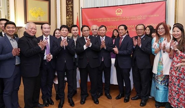 PM Chinh meets Vietnamese community in Belgium, European countries hinh anh 1
