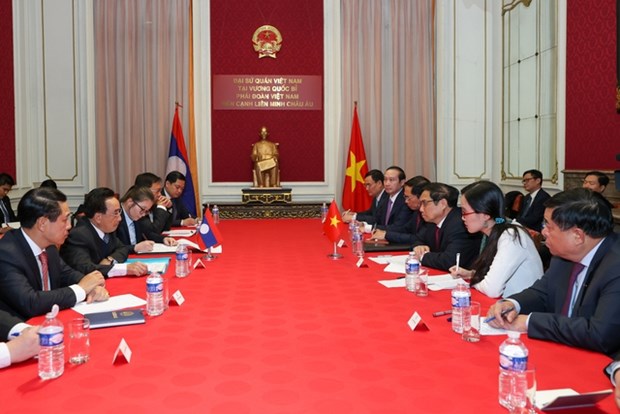 Prime Minister meets Lao counterpart hinh anh 1