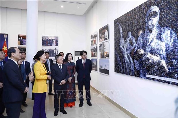Photo exhibition spotlighting Vietnam- RoK relations underway in Hanoi hinh anh 2