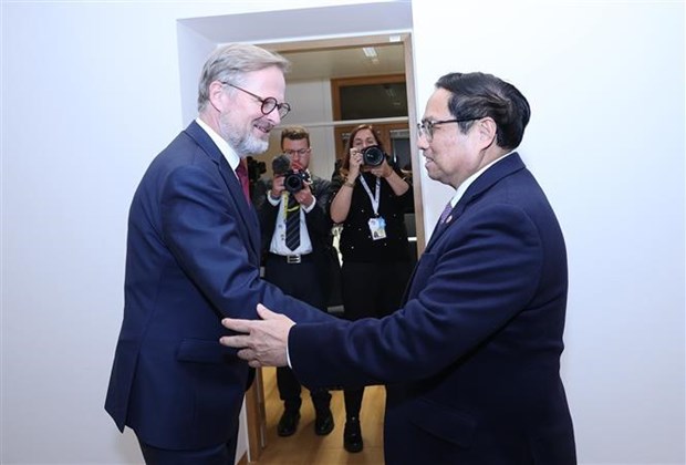 PM meets foreign leaders, partners in Brussels hinh anh 3