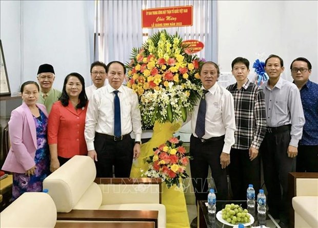 Officials share joy with religious communities in Xmas season in HCM City hinh anh 1