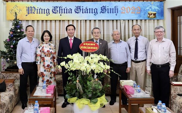 Officials share joy with religious communities in Xmas season in HCM City hinh anh 2