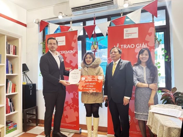 Vietnamese writers honoured for understanding of Poland hinh anh 1