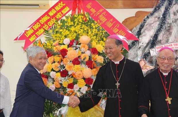 Front leader congratulates Xuan Loc Diocese on Christmas hinh anh 1