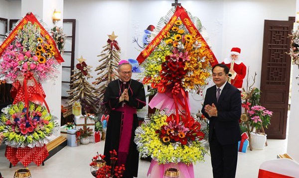 Officials send Christmas greetings to Archdiocese of Hue hinh anh 1