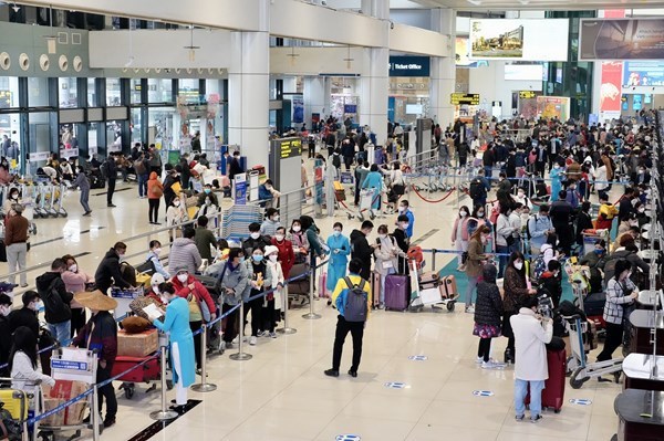 Noi Bai airport expects 80,000 passengers on peak day during Lunar New Year season hinh anh 1