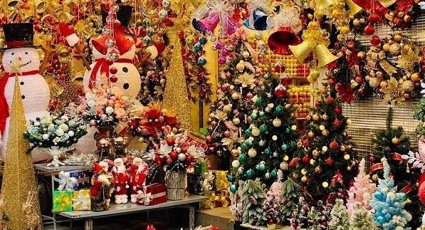 Christmas decor, gift market vibrant in Hanoi hinh anh 1