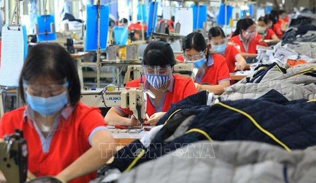 Labour unions prioritise supporting workers on Tet hinh anh 1