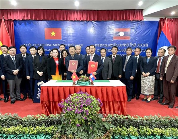 Vietnamese, Lao border delegations convene 32nd meeting hinh anh 1