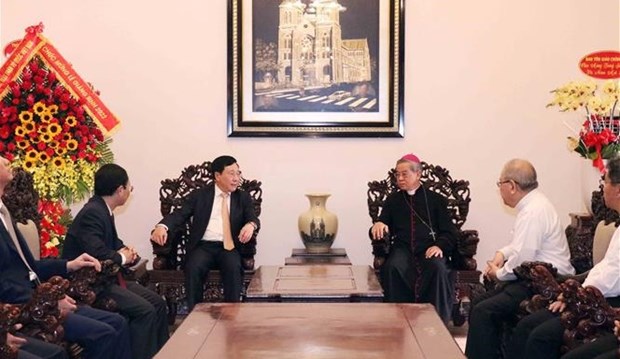 Senior officials visit southern Catholic, Protestant followers ahead of Christmas hinh anh 1