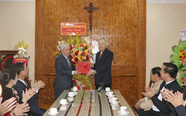 Front leader shares Christmas joy with Catholics in Kon Tum hinh anh 1