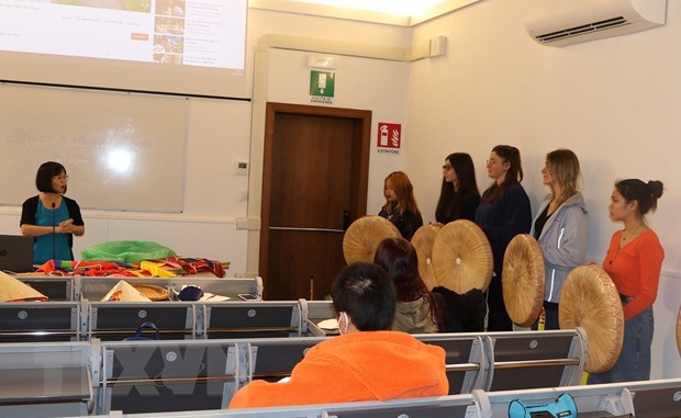 Vietnamese folk songs performed in Italian university hinh anh 1