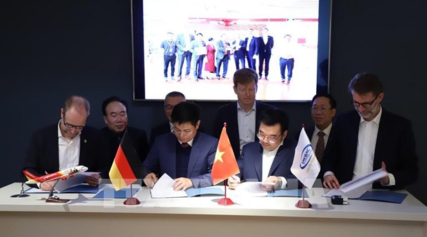Vietnamese, German partners seal deal in air transport, logistics hinh anh 1