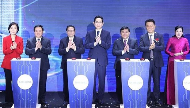 PM asks Samsung to consider Vietnam a global strategic base hinh anh 1