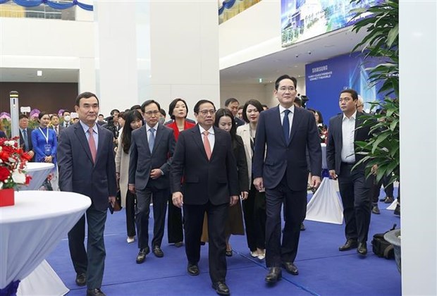 PM asks Samsung to consider Vietnam a global strategic base hinh anh 2